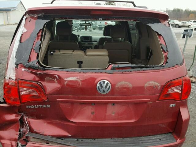 2V4RW3DG3BR717005 - 2011 VOLKSWAGEN ROUTAN SE MAROON photo 9