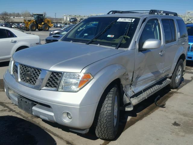 5N1AR18U65C749295 - 2005 NISSAN PATHFINDER SILVER photo 2