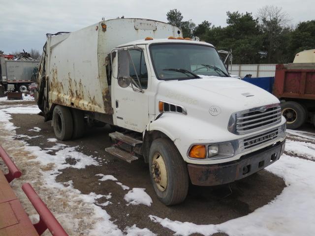 2FZAAKAK52AJ46272 - 2002 STERLING TRUCK M 7500 WHITE photo 2