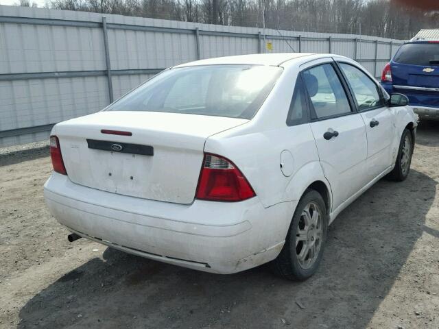 1FAFP34N36W122750 - 2006 FORD FOCUS ZX4 WHITE photo 4