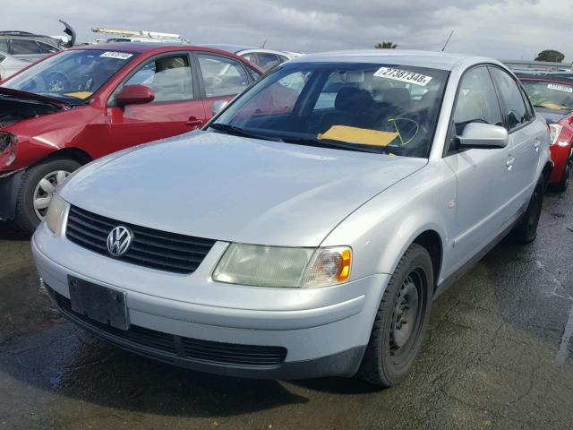 WVWMA23B9YP308245 - 2000 VOLKSWAGEN PASSAT GLS SILVER photo 2