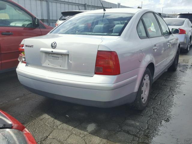 WVWMA23B9YP308245 - 2000 VOLKSWAGEN PASSAT GLS SILVER photo 4