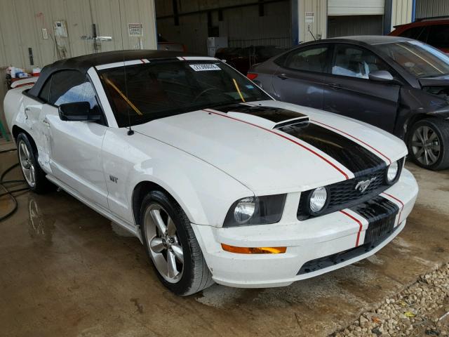 1ZVHT85H675204612 - 2007 FORD MUSTANG GT WHITE photo 1