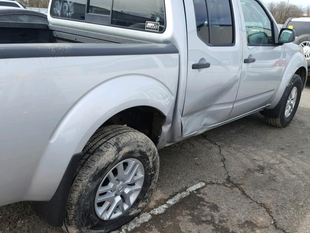 1N6AD0EV4JN717032 - 2018 NISSAN FRONTIER S SILVER photo 9