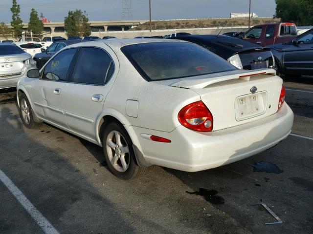 JN1CA31D7YT744575 - 2000 NISSAN MAXIMA GLE WHITE photo 3