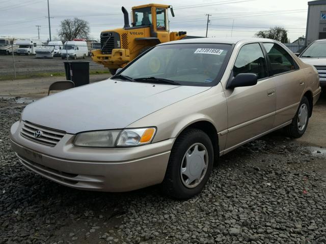 4T1BG22K6VU107158 - 1997 TOYOTA CAMRY CE GOLD photo 2