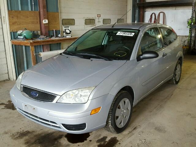 1FAFP31N37W258334 - 2007 FORD FOCUS ZX3 SILVER photo 2