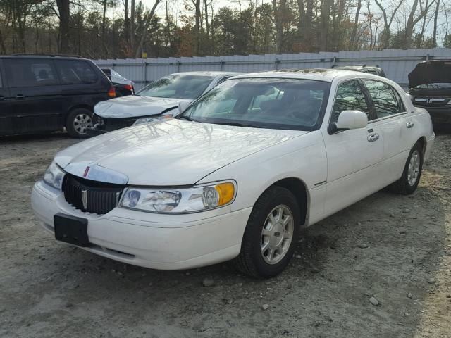 1LNHM82W0YY915074 - 2000 LINCOLN TOWN CAR S WHITE photo 2