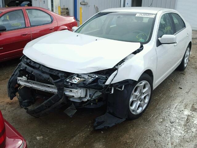 3FAHP0HAXBR201957 - 2011 FORD FUSION SE WHITE photo 2