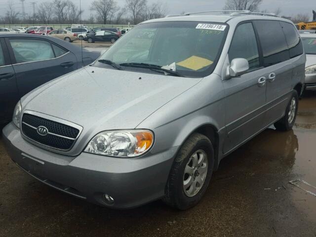 KNDUP132956768757 - 2005 KIA SEDONA EX SILVER photo 2