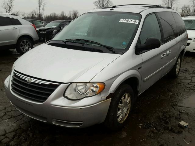 2A4GP54L07R274224 - 2007 CHRYSLER TOWN & COU SILVER photo 2