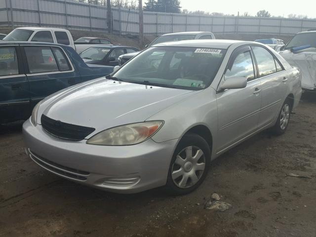 JTDBE32K720103560 - 2002 TOYOTA CAMRY LE SILVER photo 2