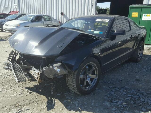 1ZVHT82HX65245070 - 2006 FORD MUSTANG GT BLACK photo 2