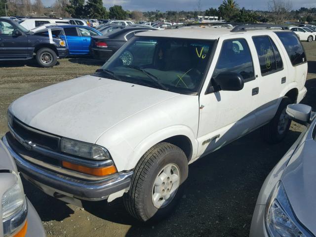 1GNDT13W91K226789 - 2001 CHEVROLET BLAZER WHITE photo 2