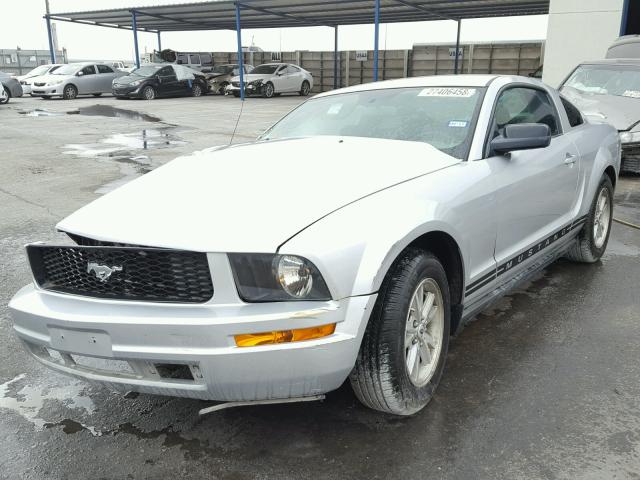 1ZVFT80N465111946 - 2006 FORD MUSTANG SILVER photo 2