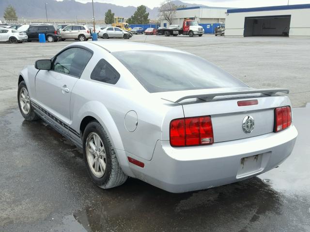 1ZVFT80N465111946 - 2006 FORD MUSTANG SILVER photo 3