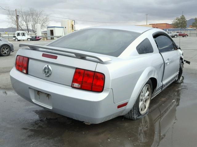 1ZVFT80N465111946 - 2006 FORD MUSTANG SILVER photo 4