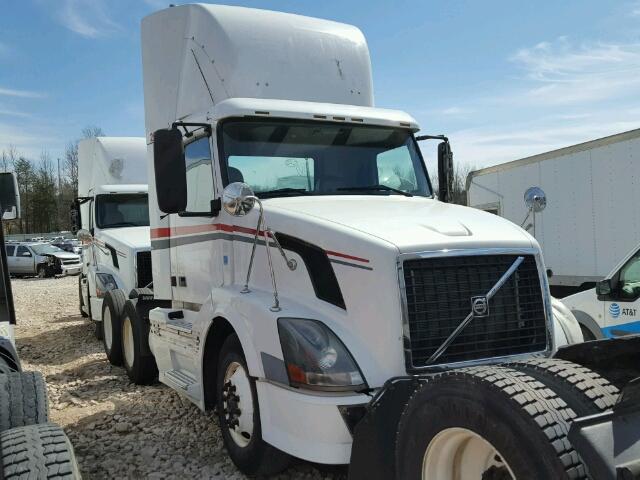 4V4NC9GF15N394666 - 2005 VOLVO VN VNL WHITE photo 1