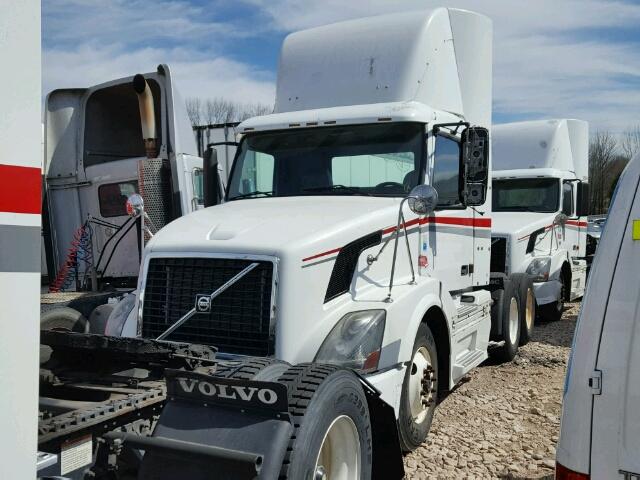 4V4NC9GF15N394666 - 2005 VOLVO VN VNL WHITE photo 2