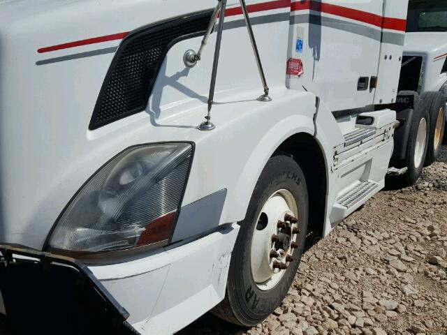 4V4NC9GF15N394666 - 2005 VOLVO VN VNL WHITE photo 9