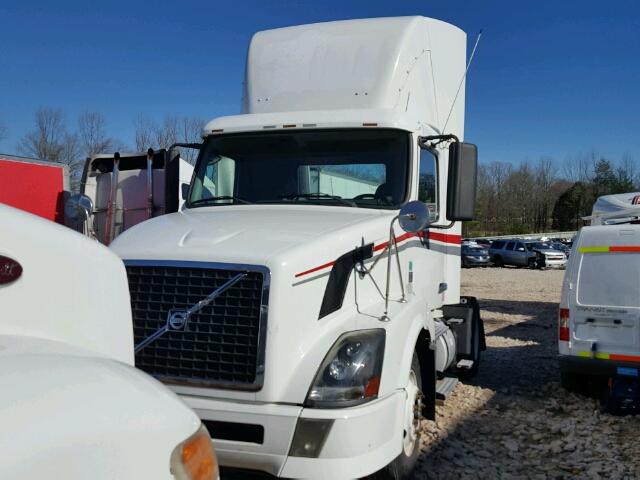 4V4N19GF17N478902 - 2007 VOLVO VN VNL WHITE photo 2