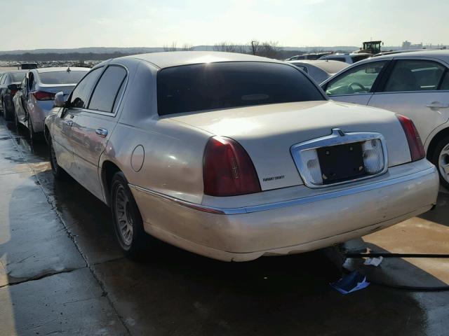 1LNHM83W72Y629552 - 2002 LINCOLN TOWN CAR C CREAM photo 3