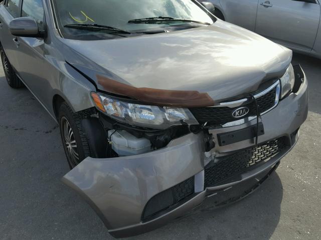 KNAFU4A27D5646504 - 2013 KIA FORTE EX GRAY photo 9