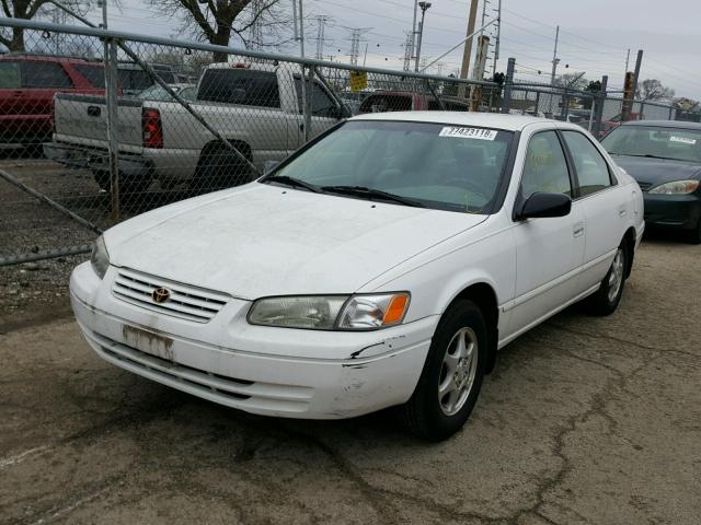 4T1BG22K7WU266885 - 1998 TOYOTA CAMRY CE WHITE photo 2