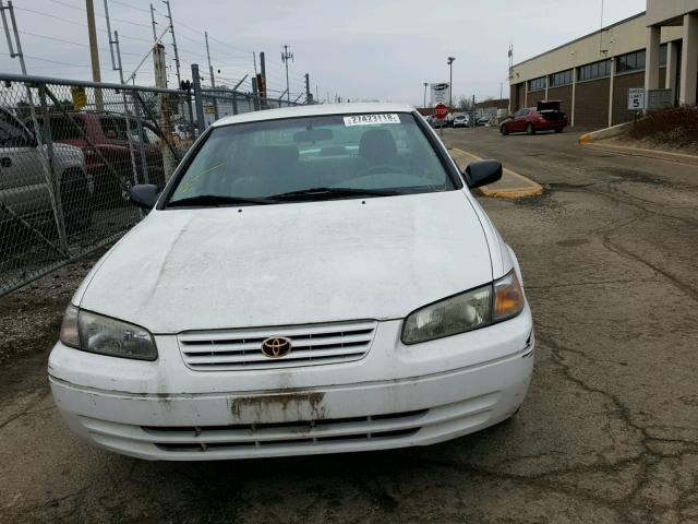 4T1BG22K7WU266885 - 1998 TOYOTA CAMRY CE WHITE photo 9