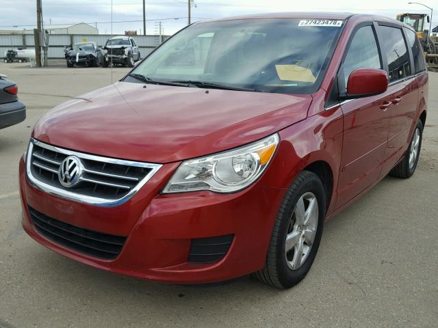 2V8HW341X9R599745 - 2009 VOLKSWAGEN ROUTAN SE RED photo 2