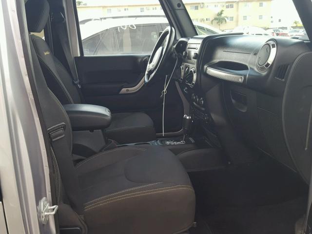1C4HJWEG8FL543340 - 2015 JEEP WRANGLER U SILVER photo 5