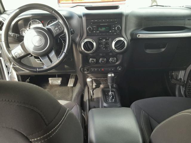 1C4HJWEG8FL543340 - 2015 JEEP WRANGLER U SILVER photo 9