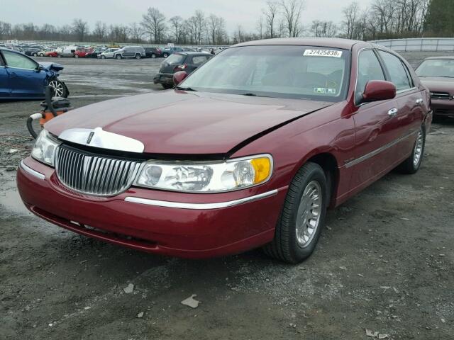 1LNFM83W0WY705111 - 1998 LINCOLN TOWN CAR C MAROON photo 2