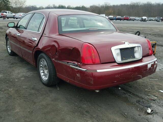 1LNFM83W0WY705111 - 1998 LINCOLN TOWN CAR C MAROON photo 3