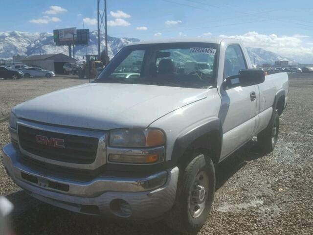 1GTHC24U56E245262 - 2006 GMC SIERRA C25 WHITE photo 2