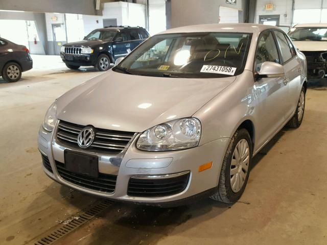 3VWJZ7AJ9AM028675 - 2010 VOLKSWAGEN JETTA S SILVER photo 2