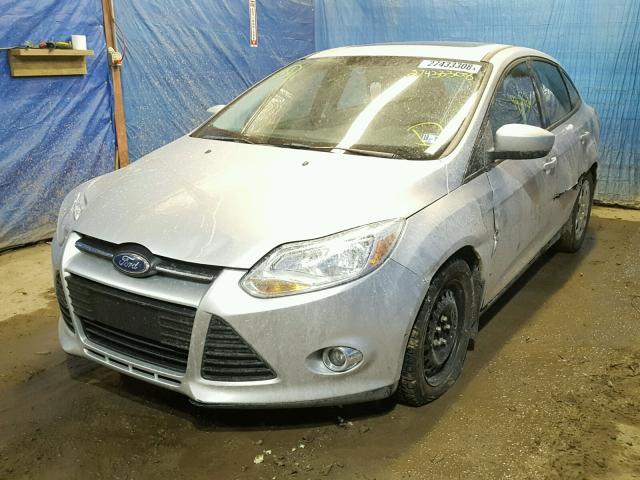 1FAHP3F22CL205398 - 2012 FORD FOCUS SE SILVER photo 2