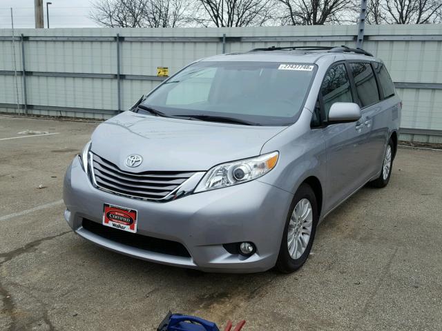 5TDYK3DC5FS597932 - 2015 TOYOTA SIENNA XLE SILVER photo 2