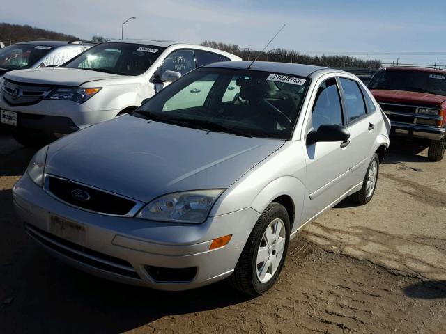 1FAFP34N07W109701 - 2007 FORD FOCUS ZX4 SILVER photo 2