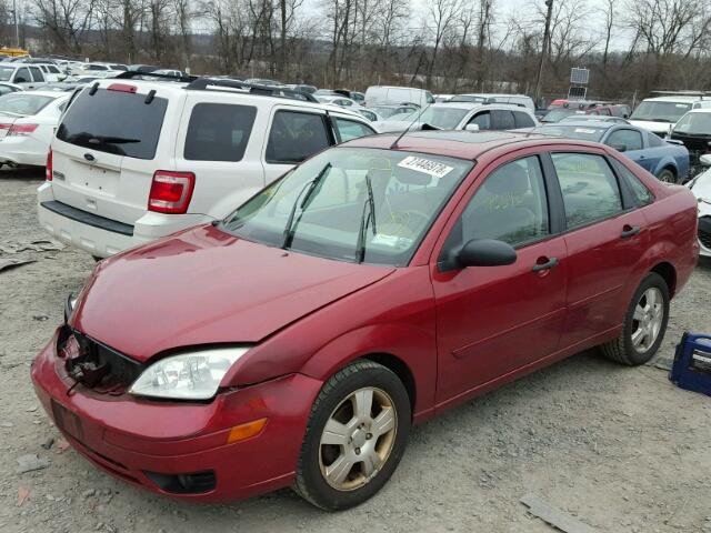 1FAFP34N75W115895 - 2005 FORD FOCUS ZX4 RED photo 2