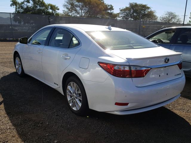 JTHBW1GG0D2011010 - 2013 LEXUS ES 300H WHITE photo 3