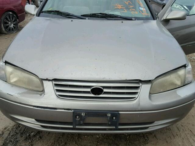 4T1BG22K9VU124455 - 1997 TOYOTA CAMRY CE GRAY photo 7