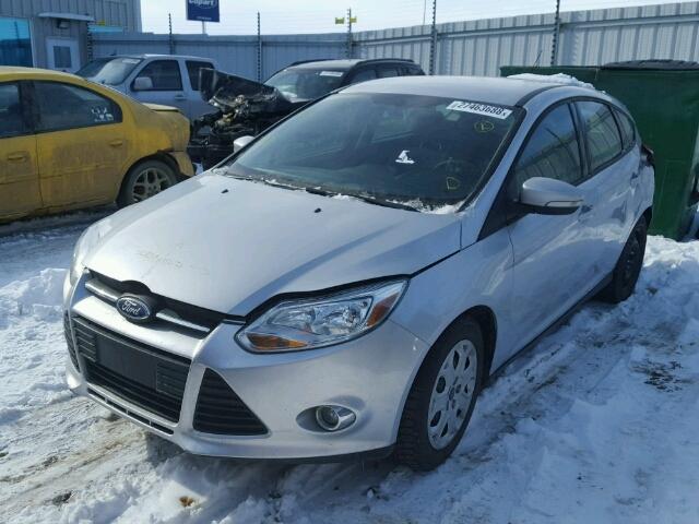 1FAHP3K27CL202924 - 2012 FORD FOCUS SE SILVER photo 2