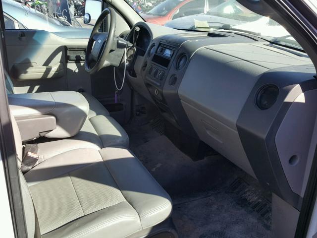 1FTRF12W35NA99050 - 2005 FORD F150 Белый фото 5