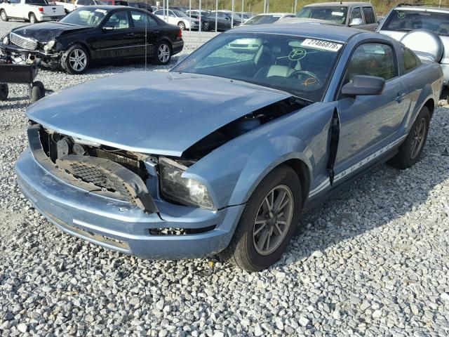 1ZVFT80N855157956 - 2005 FORD MUSTANG BLUE photo 2