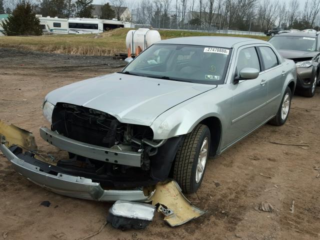 2C3KA53G16H220557 - 2006 CHRYSLER 300 TOURIN SILVER photo 2