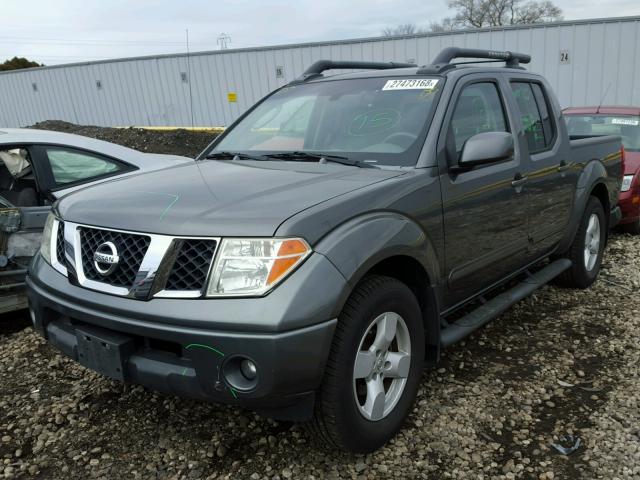 1N6AD07U25C413591 - 2005 NISSAN FRONTIER C GRAY photo 2