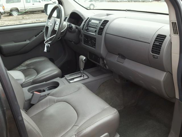 1N6AD07U25C413591 - 2005 NISSAN FRONTIER C GRAY photo 5