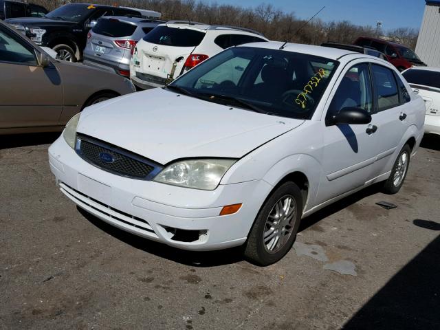 1FAFP34N17W254455 - 2007 FORD FOCUS ZX4 WHITE photo 2