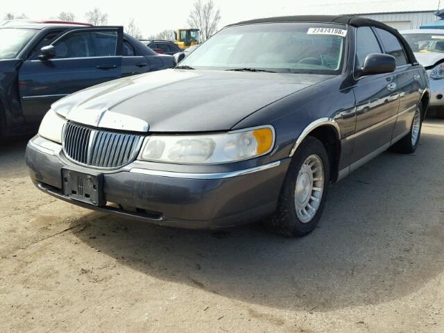 1LNHM82W1YY842670 - 2000 LINCOLN TOWN CAR S GRAY photo 2